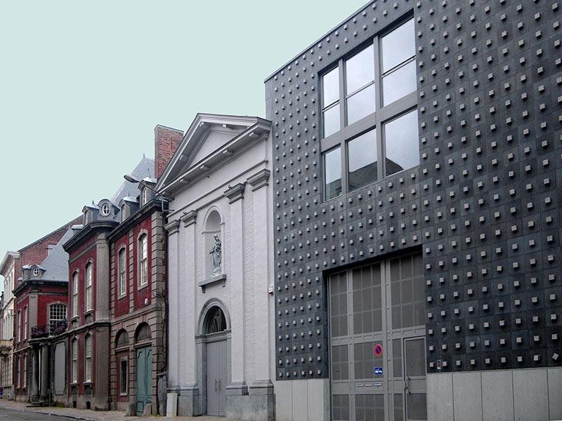 L'entrée du Musée archéologique de Namur se fait par l’ancienne chapelle (au centre) des Bateliers du XIXe siècle.© Ville de Namur