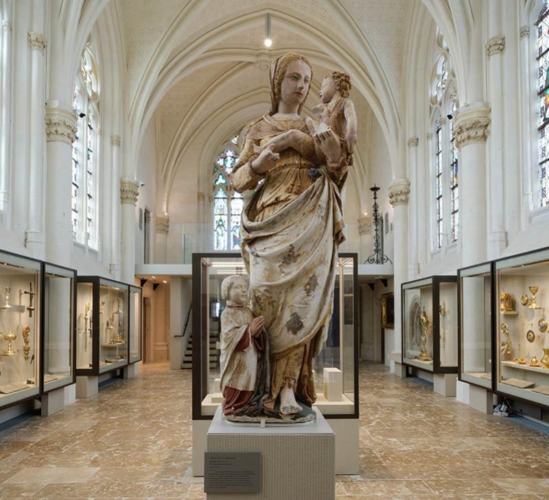 Présentation du trésor dans la chapelle Saint-Piat de la cathédrale Notre-Dame de Chartres. © Drac Centre-Val de Loire / François Lauginie