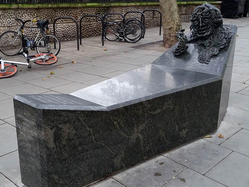 Maggi Hambling, A Conversation with Oscar Wilde, installée en 1998 à Charing Cross, Londres - Photo Luke McKernan, 2019 - CC BY-SA 2.0