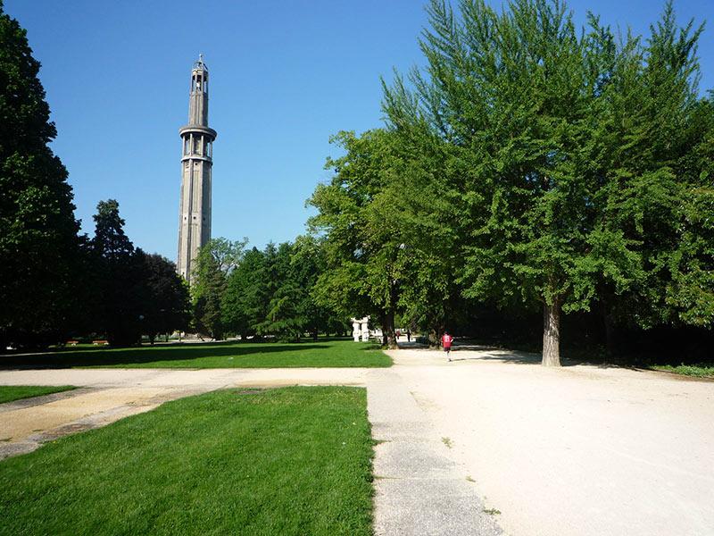 Tour Perret vue du Parc Paul Mistral à Grenoble © Photo Milky - 2010 - Licence CC BY-SA 3.0