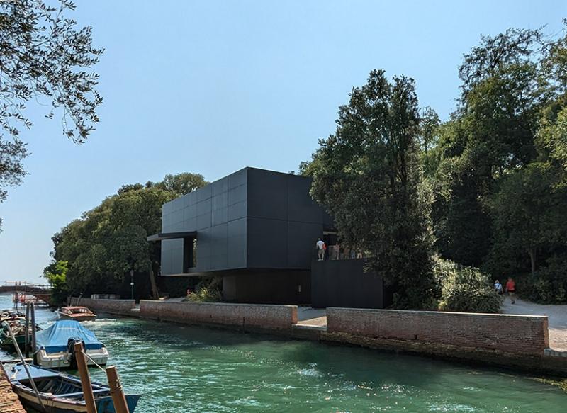 Le pavillon de l'Australie, reconstruit en 2015 par l'agence Denton Corker Marshall, dans les Giardini de la Biennale de Venise. © Photo Ludovic Sanejouand, 2024