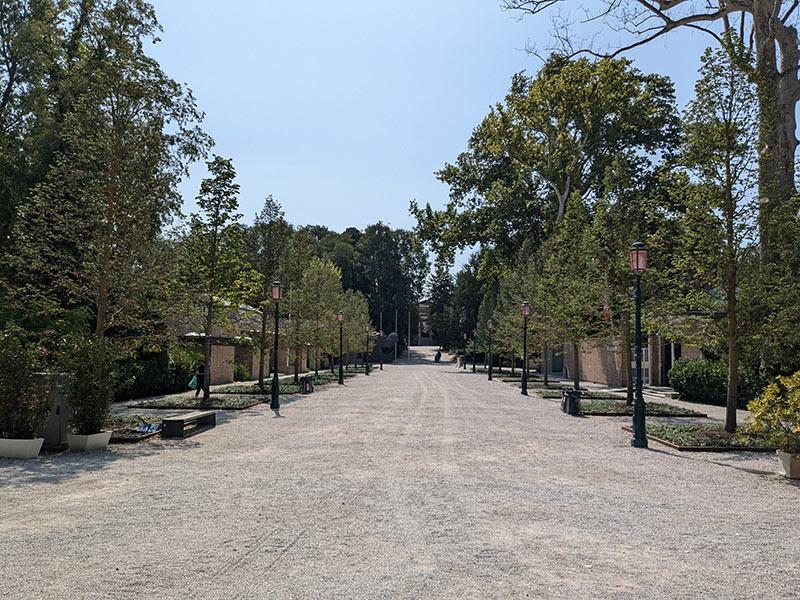 Une des allées des pavillons de la Biennale de Venise dans les Giardini © Photo Ludovic Sanejouand pour LeJournaldesArts.fr, 2024