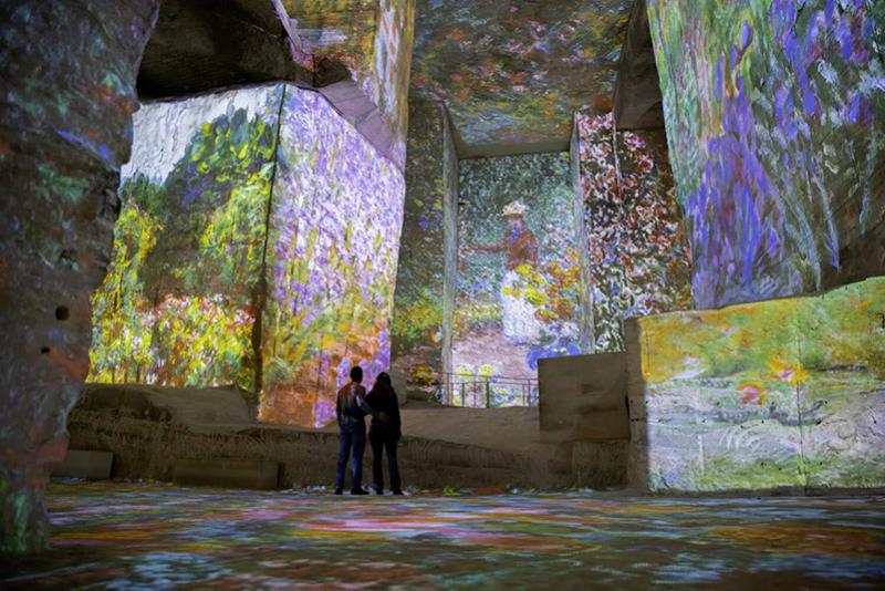 Vue de l'exposition immersive « Monet : Impression, soleil levant » aux Carrières des Lumières. © Culturespaces / Vincent Pinson