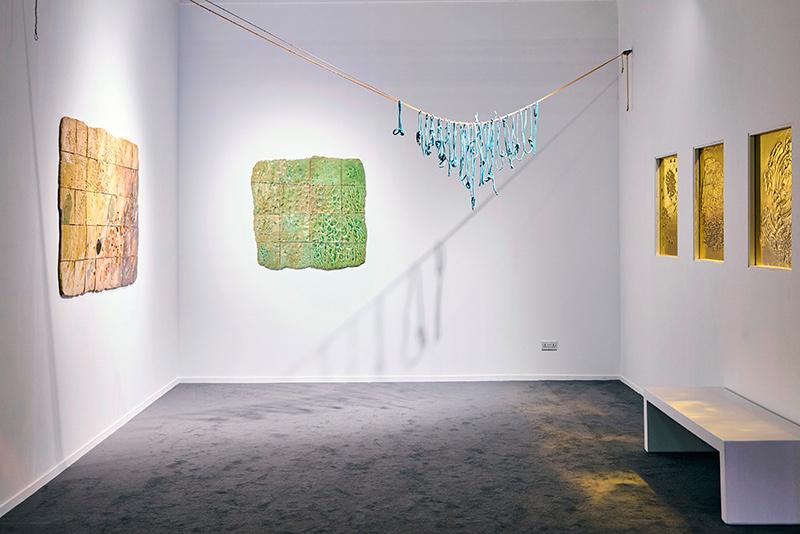 Le solo show de Kate Newby sur le stand de la galerie Art : Concept à Art Dubai 2025. © Photo Walaa Alshaer. Courtesy Art : Concept