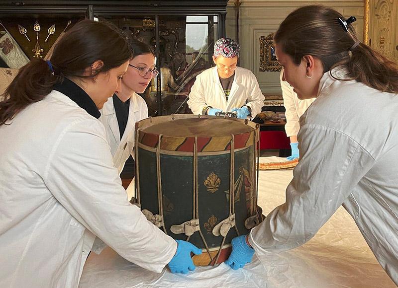 Les élèves conservateurs effectuent des exercices de conditionnement avec les élèves restaurateurs à la manufacture des allumettes, à Aubervilliers. © INP