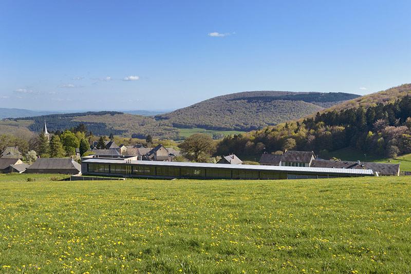 Le musée de Bibracte vu depuis le centre de recherche à Glux-en-Glenne. © Antoine Maillier