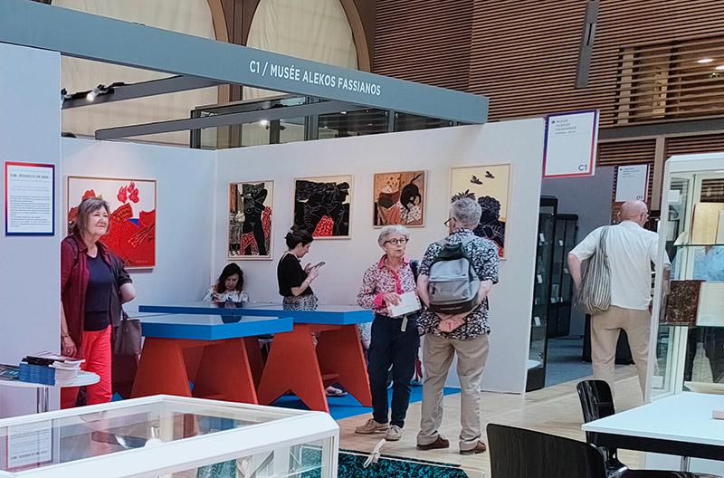 Le stand du Musée Alekos-Fassianos (Athènes) au Salon du livre rare et des arts graphiques © Photo Nathalie Ehrsam pour LeJournaldesArts.fr, 2025