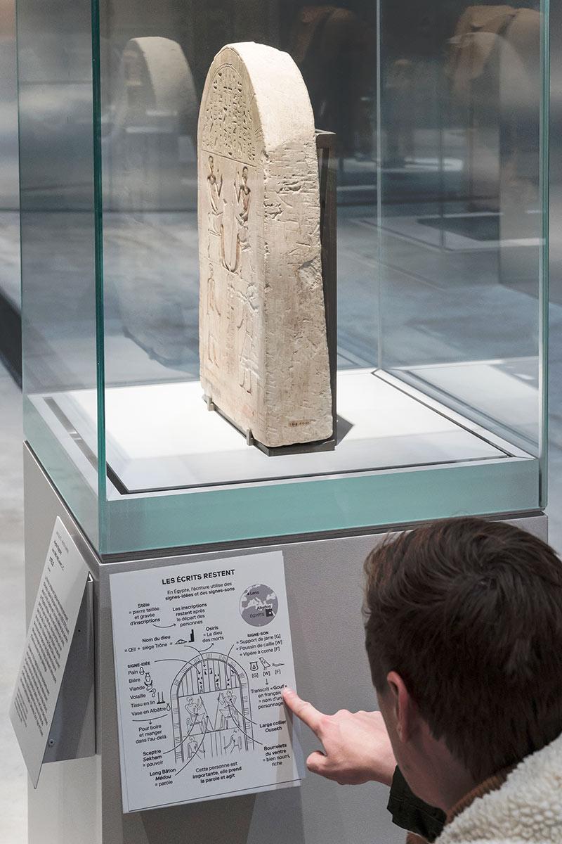 Un cartel en image du nouveau parcours de la Galerie du Temps au Louvre Lens. © Frédéric Iovino