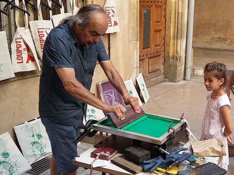 Démonstration de sérigraphie avec PapyArt dans la cour du musée lyonnais. © Musée de l'Imprimerie et de la Communication graphique, Lyon, 2016