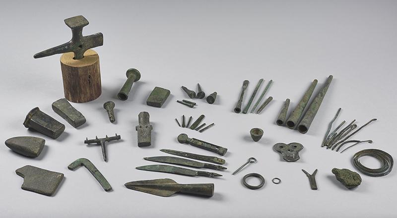 Dépôt de La Petite Laugère, Génelard (Saône-et-Loire), 1200-1100 avant J.-C., bronze et pierre. © Chalon-sur-Saône, Musée Vivant Denon/J. BEG.