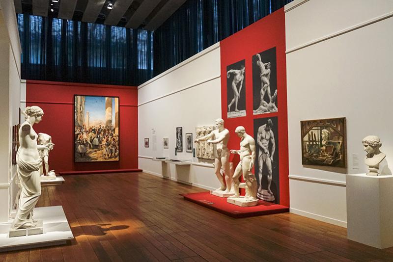 Au Mucem, la refonte du parcours permanent « Méditerranée » a entrainé un travail de réflexion sur les cartels et les textes présentant les objets. © Julie Cohen / Mucem