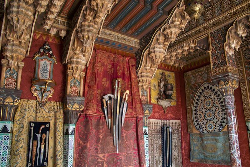 Les murs du Salon turc, recouverts de textiles variés. © Simon David / Ville de Rochefort