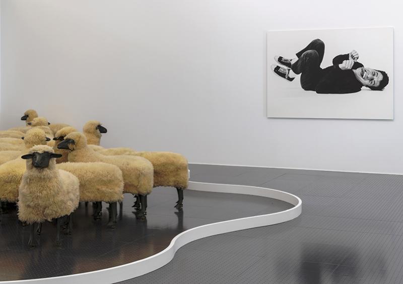 Vue de l'exposition au Centre Pompidou Metz avec des œuvres de François-Xavier Lalanne (Troupeau de moutons, 1965/1979) et Maurizio Cattelan (Sans titre, 1995). © Marc Domage © ADAGP Paris