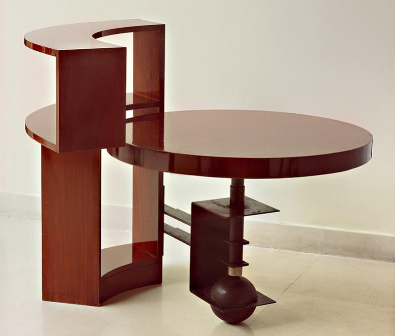 Pierre Chareau (1883-1950), Table bibliothèque, vers 1930, noyer, métal. © Galerie Vallois, Paris / Arnaud Carpentier