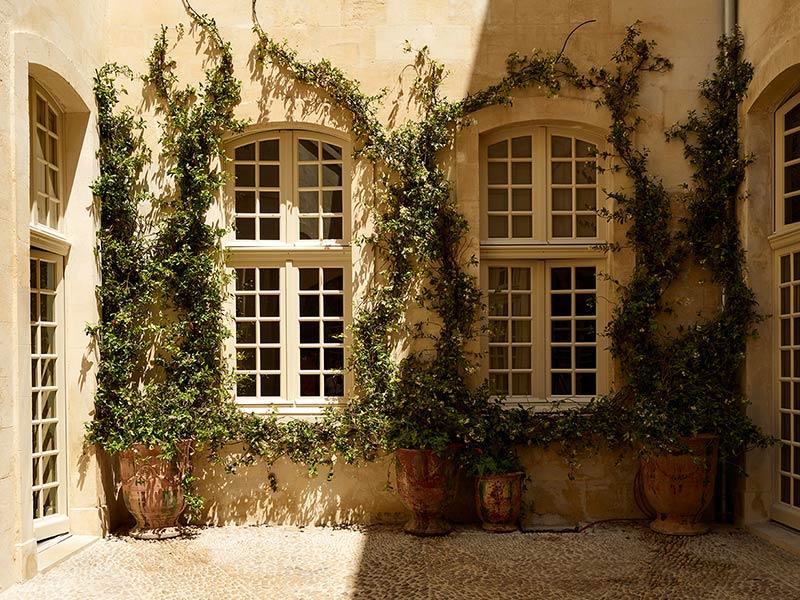 Cour intérieure du Musée de la mode et du costume - Fragonard à Arles. © fdeladerriere
