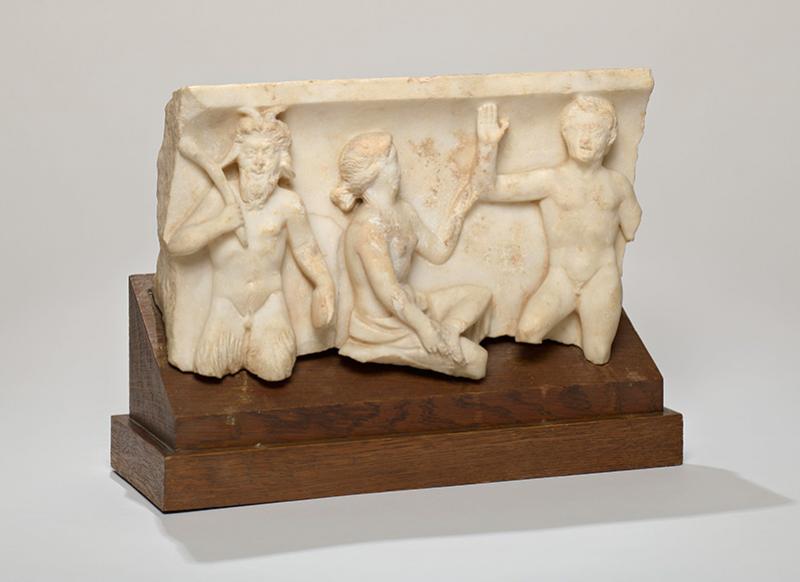 Nymphe et Satyres, fragment de sarcophage antique, non daté, marbre blanc, château de la Motte Tilly. © Centre des monuments nationaux