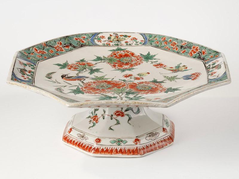 Plateau sur piédouche de forme octogonale, Chine, époque Kangxi (1662-1722), porcelaine et émail, diam. 27 cm, h. 10 cm. © Galerie Bertrand de Lavergne