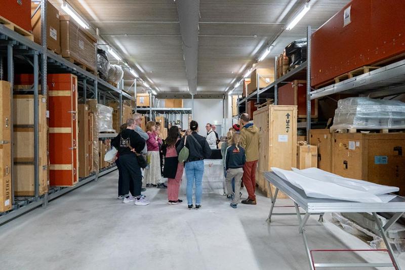 Visite des réserves du Frac Grand Large (Dunkerque) lors de la Nuit des musées 2025. © Leslie Fernandez