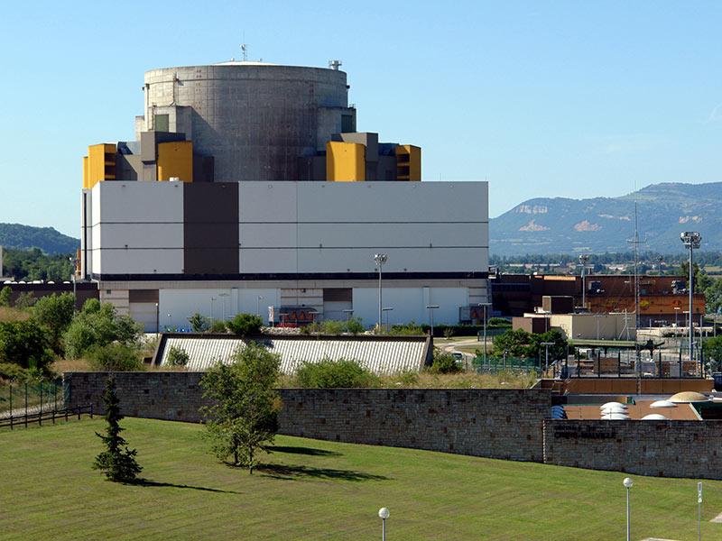 Superphénix, réacteur nucléaire construit le long du Rhône sur le site de Creys-Malville. © Yann Forget, 2007, CC BY-SA 4.0