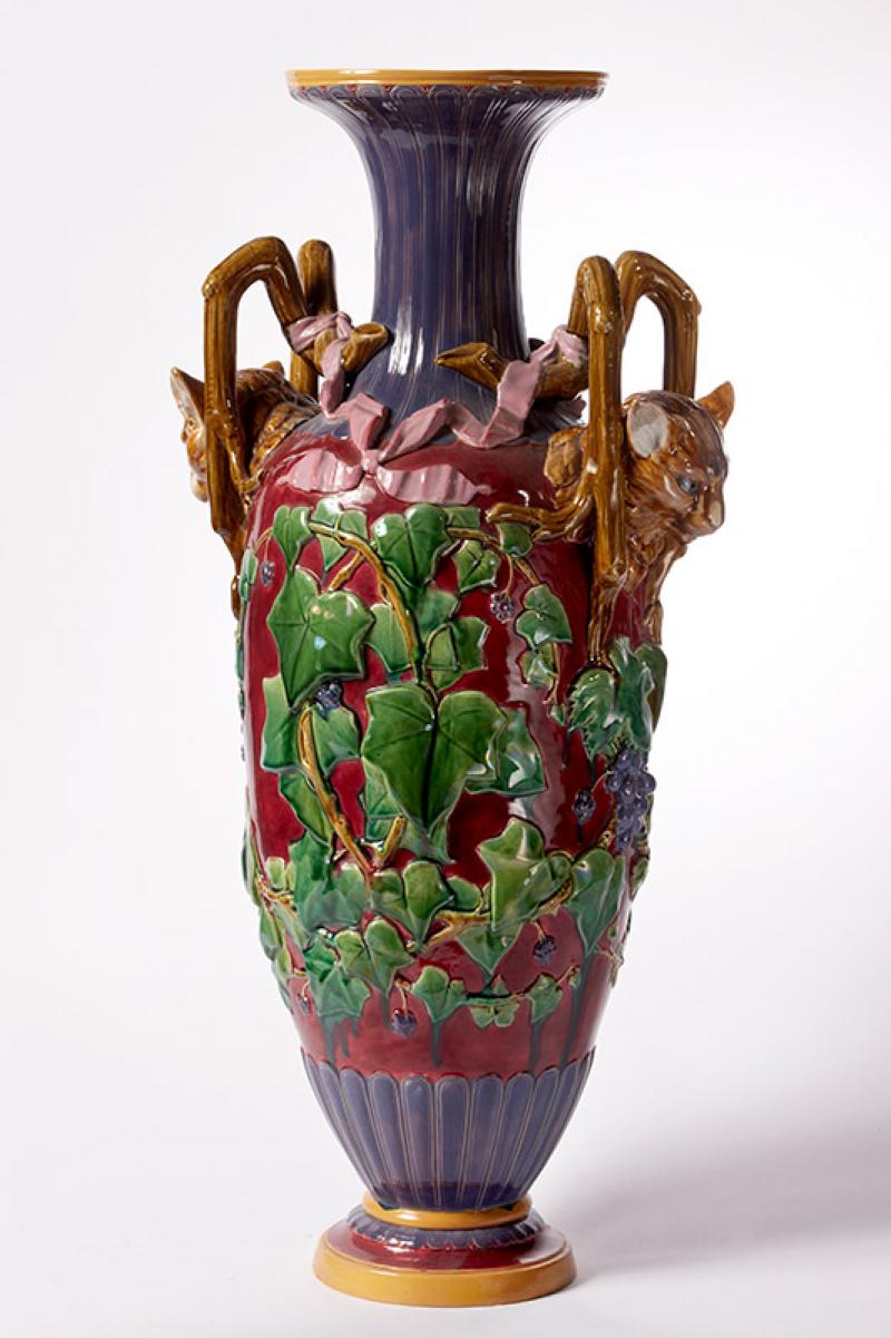Vase à balustres orné de pampres et de têtes de chat, vers 1855, Manufacture Minton, Stoke-on-Trent (Angleterre), céramique vernissée polychrome, h.70 cm, Galerie Vauclair, Paris. © Galerie Vauclair.