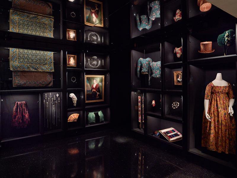 Exposition de tissus, de parrures et d'accessoires dans le Musée de la mode et du costume - Fragonard à Arles. © fdeladerriere