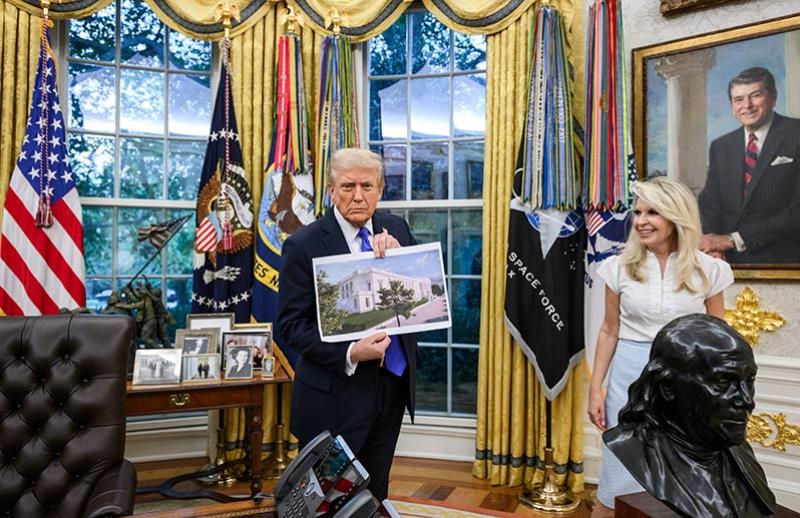 Donald Trump montrant le projet de salle de bal de la Maison Blanche, le 22 octobre 2025. © Molly Riley / White House