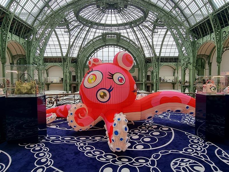 Louis Vuitton, partenaire associé d’Art Basel Paris, présente sur le balcon d’honneur du Grand Palais une scénographie de Takashi Murakami pour célébrer le lancement sa nouvelle collection Artycapucines © Photo Clotilde Bednarek pour LeJournaldesArts.fr, 2025