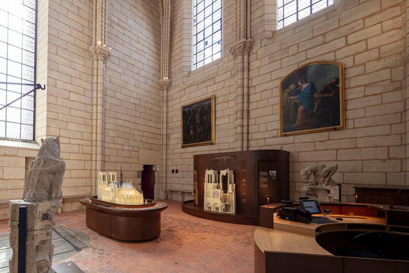 Salle basse du nouveau parcours de visite des tours de la Cathédrale Notre-Dame de Paris. © David Bordes / CMN