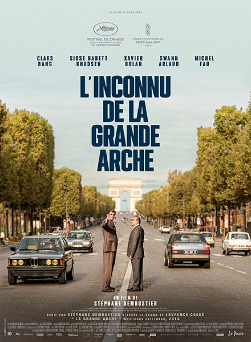 Affiche de L'Inconnu de la Grande Arche de Stéphane Demoustier, 2025, 1h46, avec Swann Arlaud, Claes Bang, Xavier Dolan, Michel Fau et Sidse Babett Knudsen © Agat Films / Le Pacte