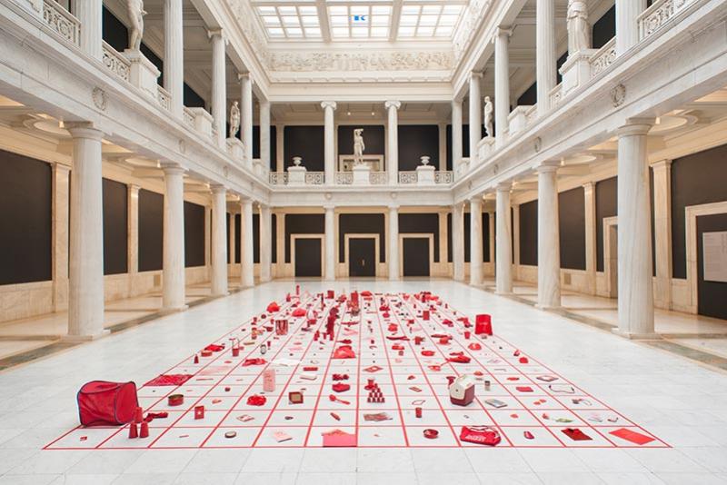 Alison Knowles (1933-2025), Celebration Red (Homage to Each Red Thing) [Celebration en rouge(Hommage à chaque objet rouge)], 1994-2016, vue de l'exposition au Carnegie Museum of Art, Pittsburgh. Courtesy du Carnegie Museum of Art