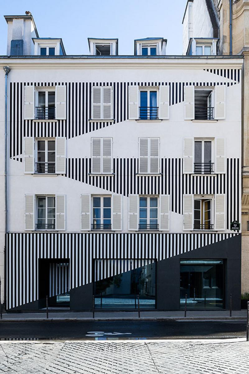 Daniel Buren, La Façade aux acacias, 2025, installation sur la façade de Reiffers Art. © Stéphane Aboudaram © Adagp Paris 2025