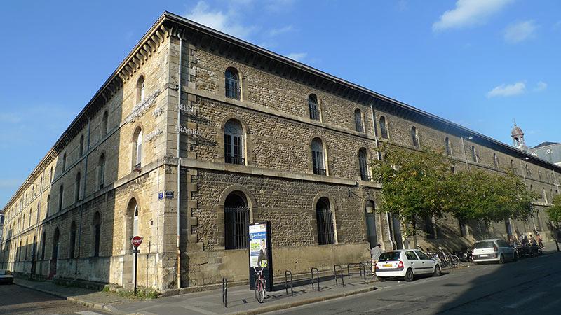 L'Entrepôt Lainé à Bordeaux, construit en 1822, héberge aujourd'hui le CAPC Musée d'art contemporain de Bordeaux et Arc en rêve - centre d'architecture. © Captaintapas, 2012, CC BY-SA 3.0