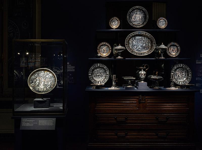 Vue de l'exposition « Immarcescible – Les émaux de Limoges de la Renaissance » à la Galerie Kugel. © Guillaume Benoit