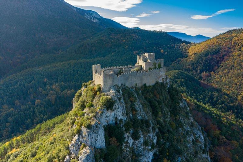 Forteresse royale de Puilaurens (Aude) perchée à 697 m sur un éperon rocheux. © Philippe Benoist / Images Bleu Sud