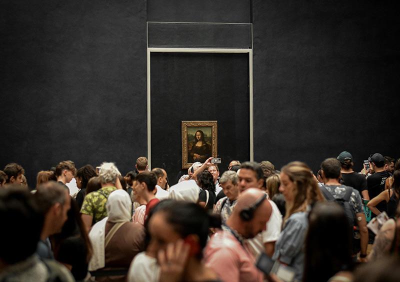 Foule de visiteurs devant La Joconde au Louvre. © Gagan Kaur / Pexels