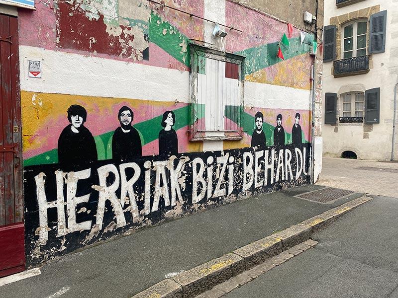 Fresque à la gloire de l'Iparretarrak, organisation clandestine armée qui lutte pour l'indépendance du Pays basque, dans une rue de Bayonne. © JCC