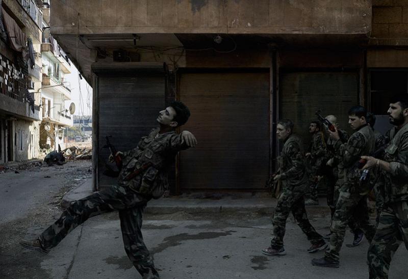 Luc Delahaye, Soldats de l’armée syrienne, Alep, novembre 2012, tirage chromogène numérique. © Luc Delahaye
