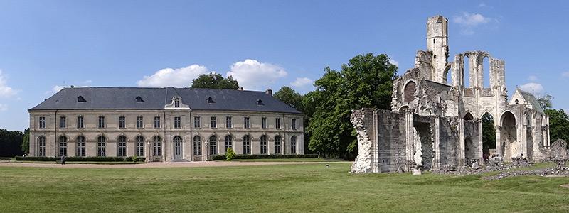 Vue panoramique montrant les ruines de l’abbatiale de l'abbaye royale de Chaalis : le château et la chapelle (derrière l'abbatiale). © Anne Jae, 2018, CC BY-SA 4.0