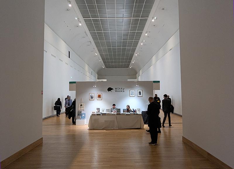 Entrée du Secteur Éditions au 1er étage à Paris Photo 2025 © Photo Ludovic Sanejouand pour LeJournaldesArts.fr