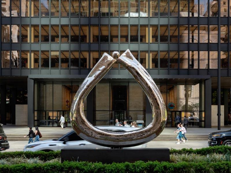 Alma Allen, Not Yet Titled (2025), bronze, 300 x 295 x 53 cm, exposé sur Park Avenue à New York en 2025