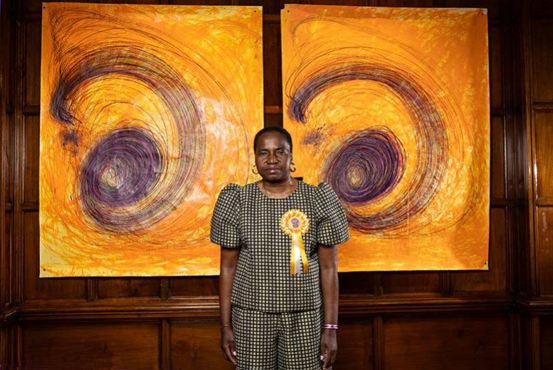 Nnena Kalu, lauréate du Turner Prize 2025, devant l'une de ses œuvres. © James Speakman