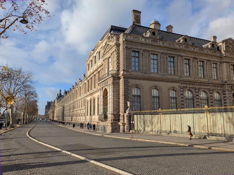 Le Quai François Mitterrand et le balcon de la Galerie d'Apollon où étaient exposés les bijoux volés au Louvre © Photo Ludovic Sanejouand pour LeJournaldesArts.fr