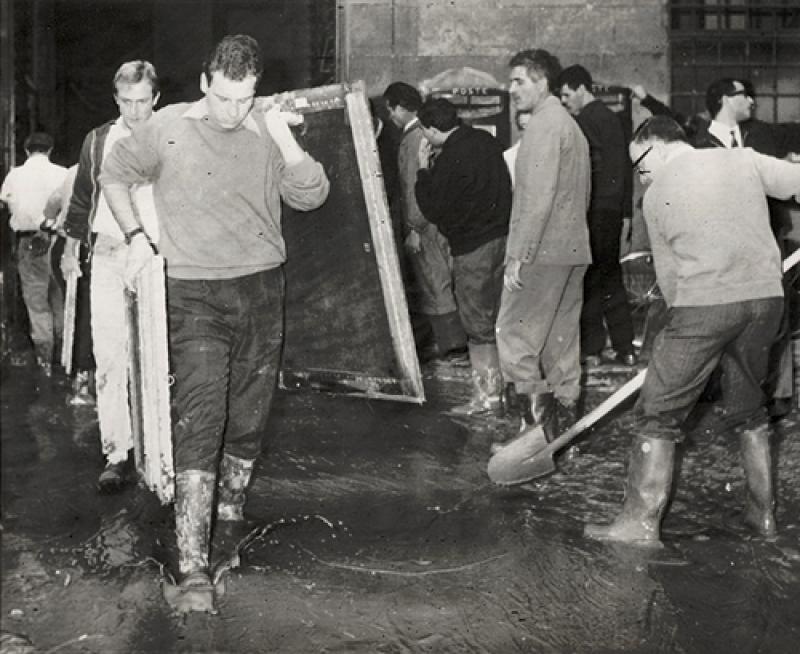 « Les Anges de la boue » (« Gli Angeli del fango ») sortant un tableau de la Galerie des Offices après l'inondation de Florence en 1966 - © Fondazione ISEC - Domaine public