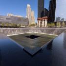 Le Musée-Mémorial du 11 Septembre à New York. Le Mémorial est constitué de deux bassins situés à l'emplacement même des deux tours détruites : vue du bassin sud.