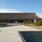 Espace de vie central et piscine de la Fondation Casa Wabi à Puerto Escondido, Mexique. - Crédit : Edmund Sumner&nbsp;/ Casa Wabi