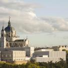 La Galerie des Collections royales occupera le bâtiment moderne à droite du Palais royal de Madrid. - Crédit : Patrimonio Nacional