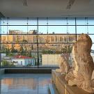 Le dernier étage du musée de l'Acropole à Athènes, avec vue sur l'Acropole et le Parthénon.