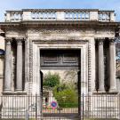 Entrée du musée Rupert de Chièvres à Poitiers ; le portail de 1671 provient de l’ancienne église des Augustins.