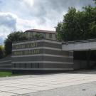 Entrée du Musée d'art Roger-Quilliot à Clermont-Ferrand. - Crédit : <a href="https://commons.wikimedia.org/wiki/File:Entr%C3%A9e_Roger_Quillot.JPG" title="Voir la source" target="_blank">Sylenius</a>, 2011,