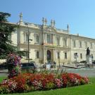 L'Hôtel-Dieu de Carpentras.  - Crédit : <a href="https://commons.wikimedia.org/wiki/File:Terre-plein_fleuri_(CARPENTRAS,FR84)_-_4981922814.jpg" title="Voir la source" target="_blank">Jean-Louis Zimmermann</a>, 2010